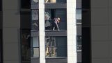 Reinigung der Fensterläden im 17. Stock