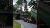 משאית מזבלה עוברת מתחת לגשר נמוך