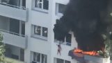 Kaksi lasta hyppää 3. kerroksesta paetakseen tuleen
