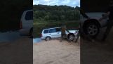 Sie versuchten, ein Auto aus dem Sand zu nehmen
