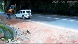 Motorcyklist sparas av en SUV