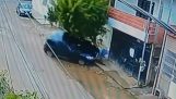 Ποδηλάτης γλιτώνει από θαύμα όταν παρασύρεται από αυτοκίνητο (Βραζιλία)