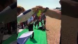 Un pilote de Formule 1 teste ses réflexes avant la course