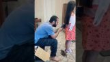 Papa Baumeister schneidet seiner Tochter die Haare