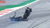 Egy MotoGP sofőr leugrik a motorjáról