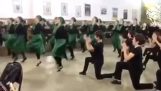 Les étudiants en danse dansent la danse traditionnelle lezginka