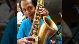 Szaxofonnal szóló “Szívem tovább dobog”