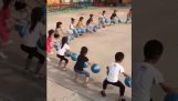 I mellomtiden, i en barnehage i Kina…