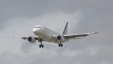 Αεροπλάνο επιχειρεί να προσγειωθεί κατά τη διάρκεια της καταιγίδας Ali