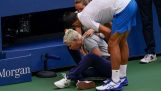 Djokovic es expulsado tras golpear por error a un supervisor de línea