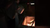 Er versuchte, mit Benzin ein Feuer anzuzünden