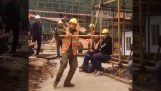 Pracownik budowlany tańczy dla swoich kolegów
