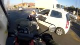 Мотоцикліст допомагає автомобілісту жертві пограбування (Південно-Африканська Республіка)