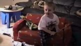 Egy gyermek elégedett a nagy nyalókával
