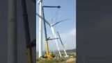 Der Kran bricht beim Einbau einer Windkraftanlage zusammen