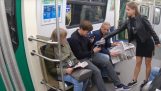 漂白股男性を投げ活動家は地下鉄で自分の足を開きました (ロシア)
