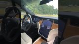Mies antaa Teslan ajaa yksin moottoritiellä
