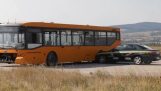 A car moving at 200 km / h collides with a bus (crash test)