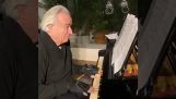 I guanti bionici aiutano un pianista disabile a suonare di nuovo il pianoforte