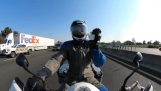 El motociclista atrapa un objeto en el aire