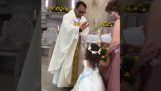 En lille pige møder en præst