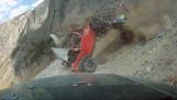 Accident cu un Jeep pe un drum de munte