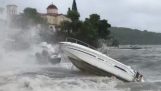 Die Wellen schlagen wütend Boote auf dem Wasser (alter Epidaurus)