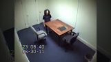 Un killer psicopatico rimane completamente immobile per 2 ore durante il suo interrogatorio