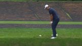 Впечатляющий бросок в гольф Джона Рама
