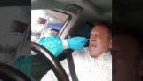 Mies läpäisee autossaan koronavirustestin