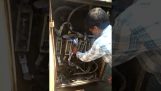 Veszélyes elektromos munka Indiában