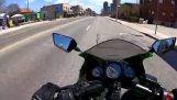 Мотоциклиста против бициклиста у Торонту