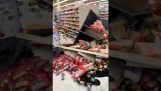 Un'auto entra in un supermercato e provoca il caos