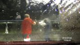 En mann forsvarer seg med en vannpresse