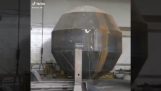 Construção de uma grande esfera de metal
