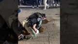 Polisen lugnar en ung man under ett argument