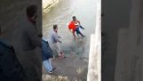 Een man redden van de verdrinking (Portugal)