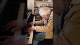 Pianistul de 94 de ani o cântă “Lumina lunii sonată”