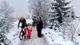 רוכב אופניים בועט בילדה קטנה