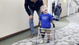 Campionul paralimpic încurajează un copil să meargă cu piciorul artificial