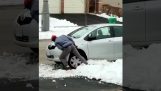 Een dief komt met zijn auto vast te zitten in de sneeuw