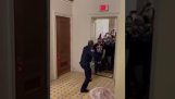 En ensam polis i Capitol försöker hämma Trump-anhängare