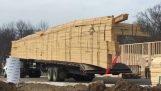 En lastbil lossar träplankor