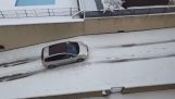 Udgang fra en garage i det snedækkede Spanien