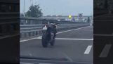 Een motorfiets rijdt alleen op de snelweg