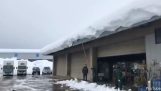 Schnelle Reinigung eines Daches von Schnee