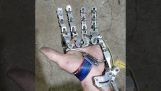 Um engenheiro mecânico faz sua própria mão artificial