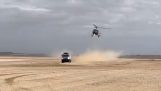 Carro colide com helicóptero no Rally Dakar