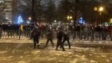 Ryska demonstranter attackerar polisen med snöbollar