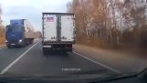 De verkeerde manier om een ​​vrachtwagen in te halen